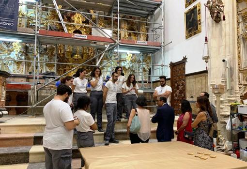 El grupo de trabajo, junto al altar mayor donde se realiza la fase de restauración