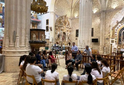 El grupo de alumnos junto a los profesores encargados de la supervisión