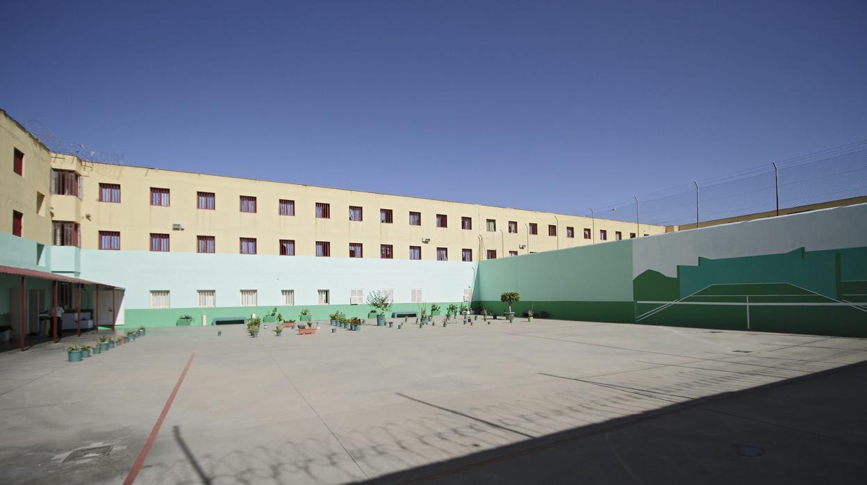 Patio del centro penitenciario Sevilla I, en Mairena del Alcor