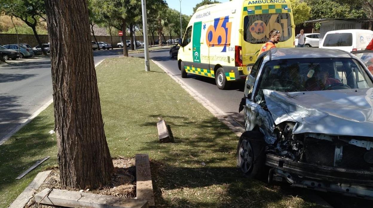 Un vehículo colisiona contra un árbol y otro turismo estacionado