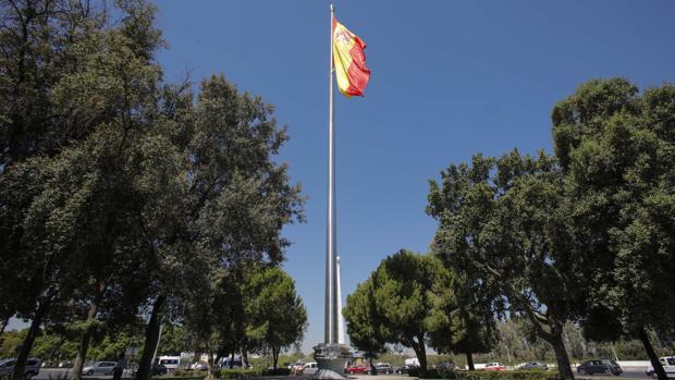 El Ayuntamiento de Sevilla renueva el mástil en la glorieta Olímpica con la bandera de España