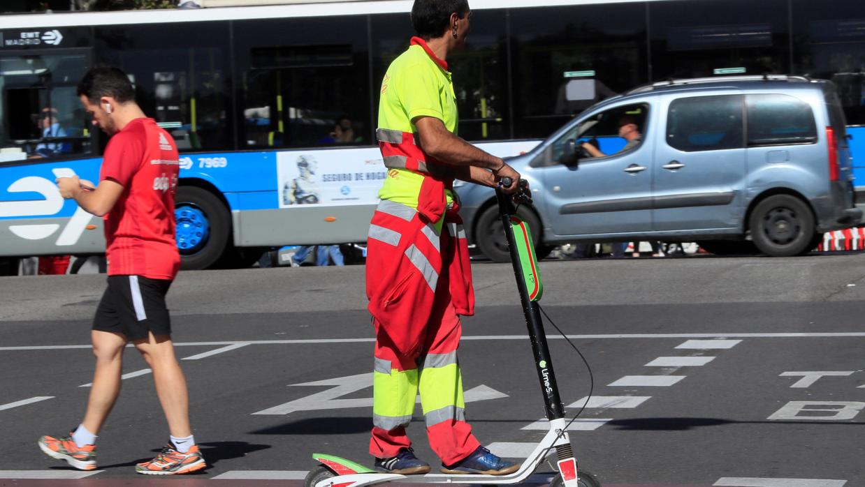 Un usuario de patinete eléctrico, en las calles de Madrid