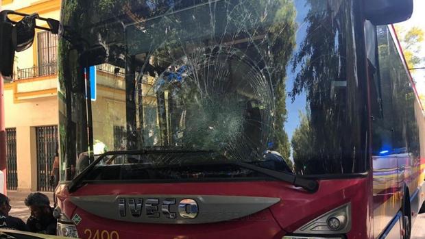 Una persona con posible trastorno mental rompe la luna de un autobús en la avenida de Miraflores