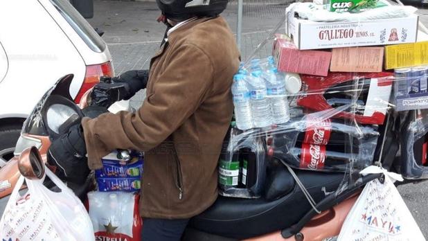 La Policía Local descubre a un hombre mientras transportaba una gran compra en un ciclomotor en Sevilla