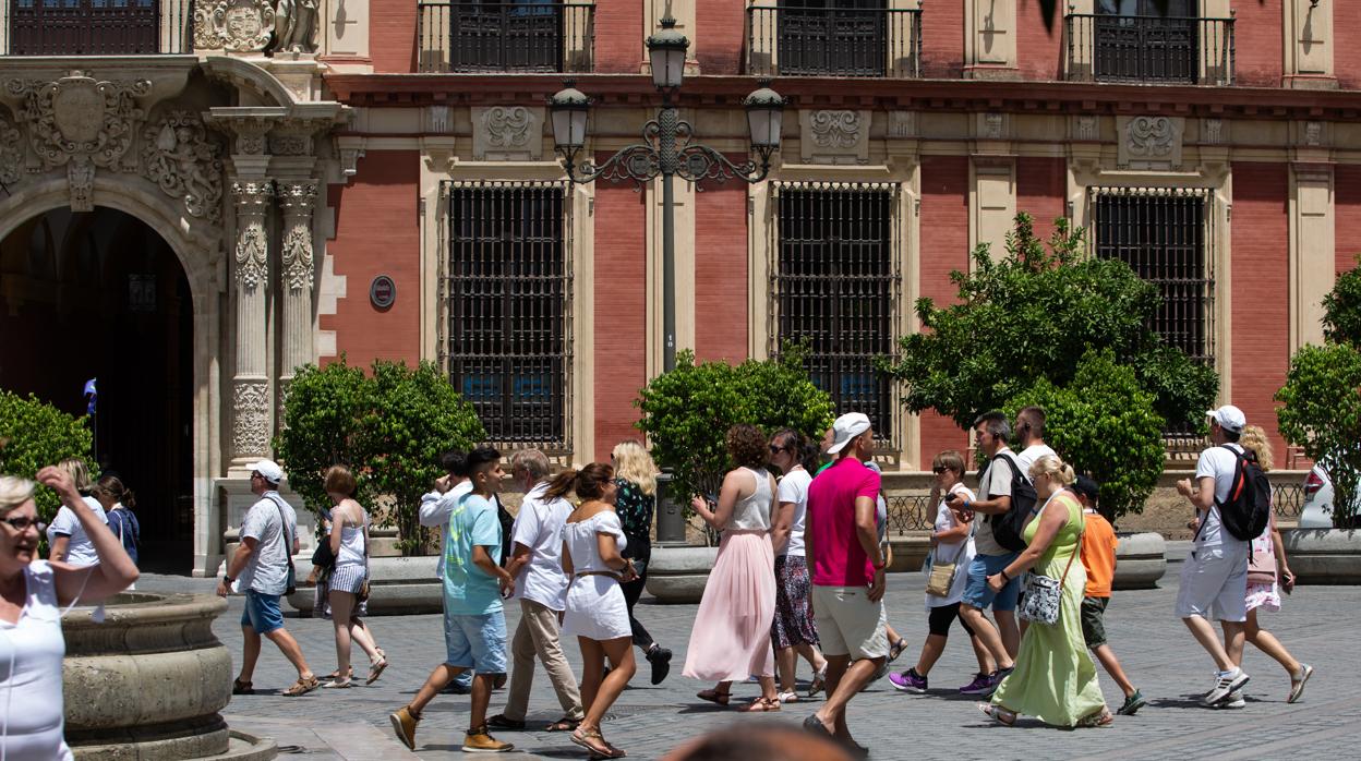 Multitud de turistas pasean por el centro de Sevilla