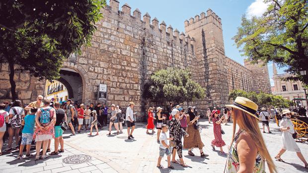 Los turistas extranjeros elevan las pernoctaciones en junio en Sevilla
