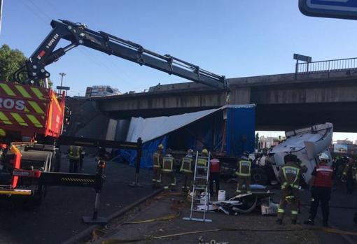 Los bomberos retirando el camión siniestrado