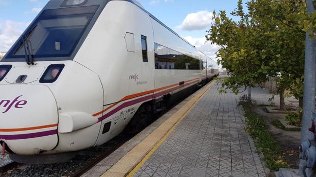 Tren de media distancia detenido en la estación de Arahal-El Sorbito