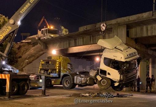 Los trabajos de retirada del camión siniestrado