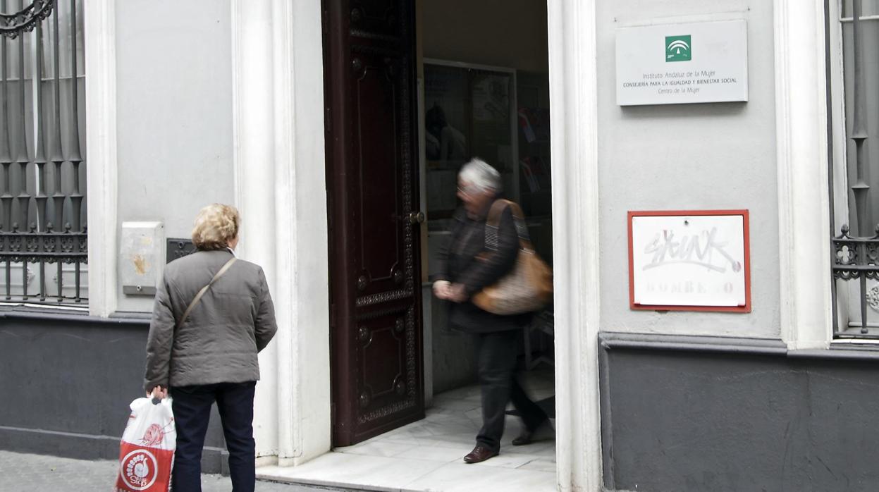 Dos mujeres en la puerta de la sede del Instituto Andaluz de la Mujer en Sevilla