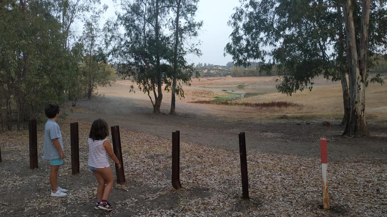 Los Lagos del Serrano este verano vistos desde la zona de aparcamiento que existe junto a los pisos