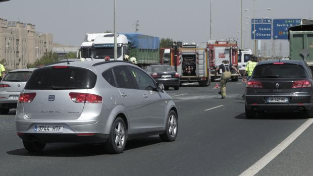 Cinco mujeres heridas por un choque entre tres vehículos en la SE-30 en Sevilla