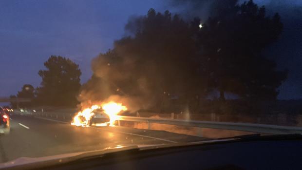 Un coche incendiado en el kilómetro 45.8 de la A-49 sentido Sevilla