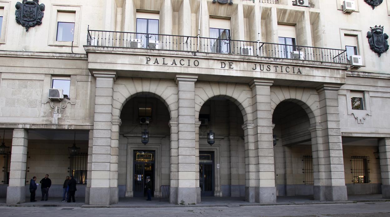 Fachada principal de la Audiencia Provincial de Sevilla