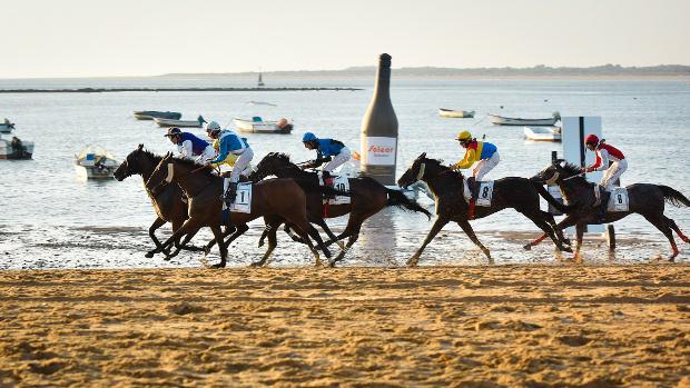 Vive la «Carrera de las Carreras» en la playa de Sanlúcar