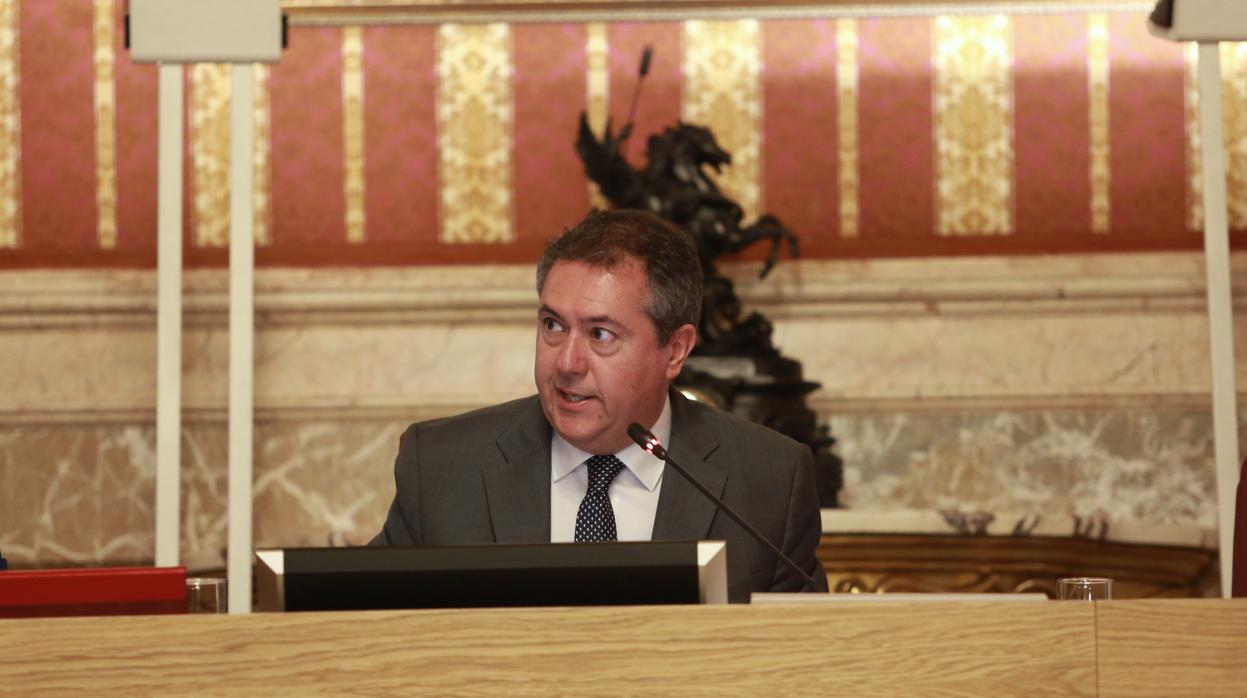 El alcalde de Sevilla, Juan Espadas, presidiendo un Pleno en el Ayuntamiento hispalense