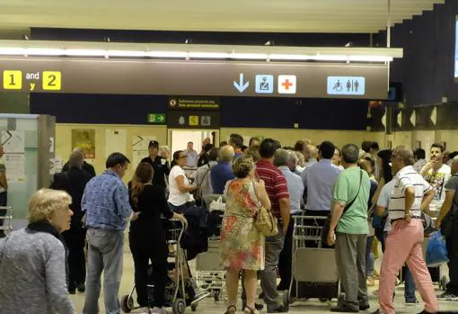 Zona de espera para recoger maletas en el aeropuerto de Sevilla