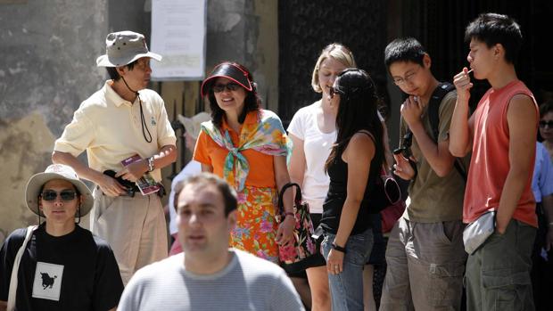 Julio en Sevilla: Vienen menos turistas, pero se quedan más tiempo