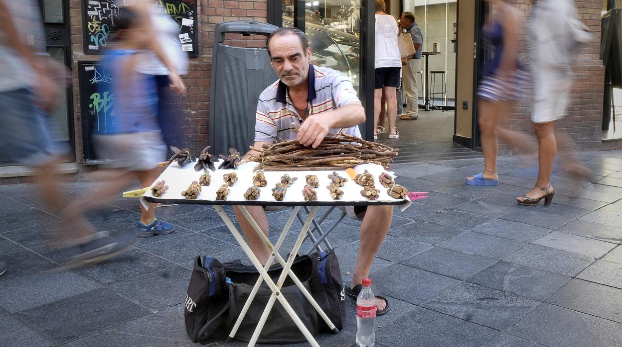 Un vendedor de paloduz, en su habitual punto de venta en La Campana