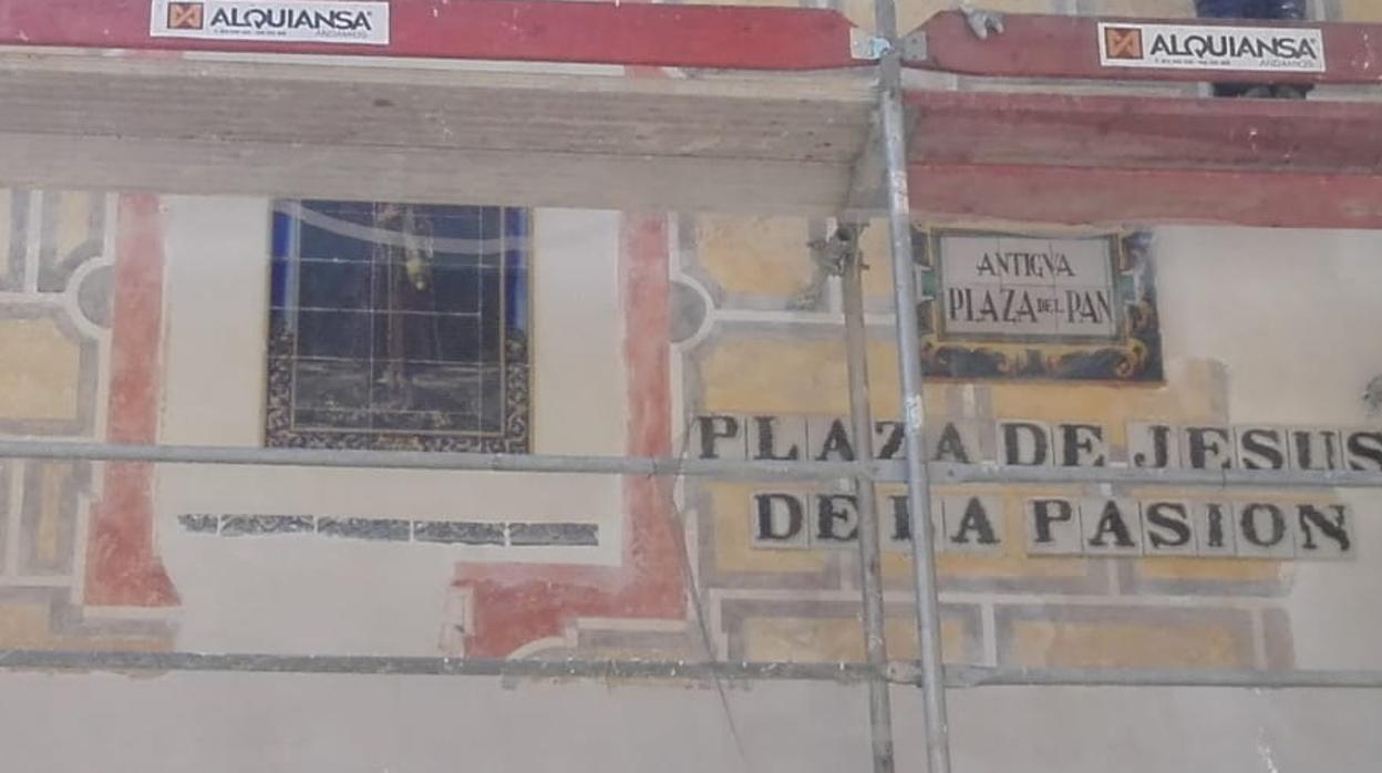 Un operario en uno de los andamios instalados en la fachada trasera de la iglesia del Salvador