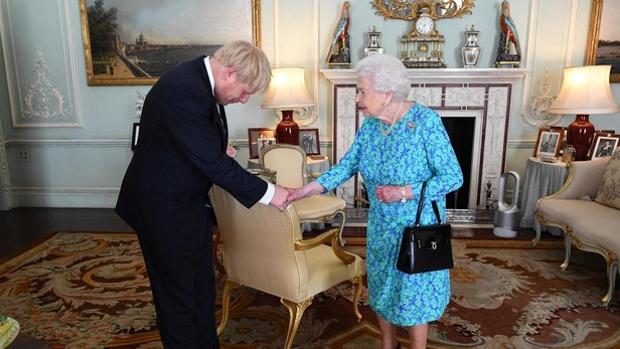 La Reina Isabel II da luz verde al plan de Johnson de suspender el Parlamento para un Brexit sin acuerdo