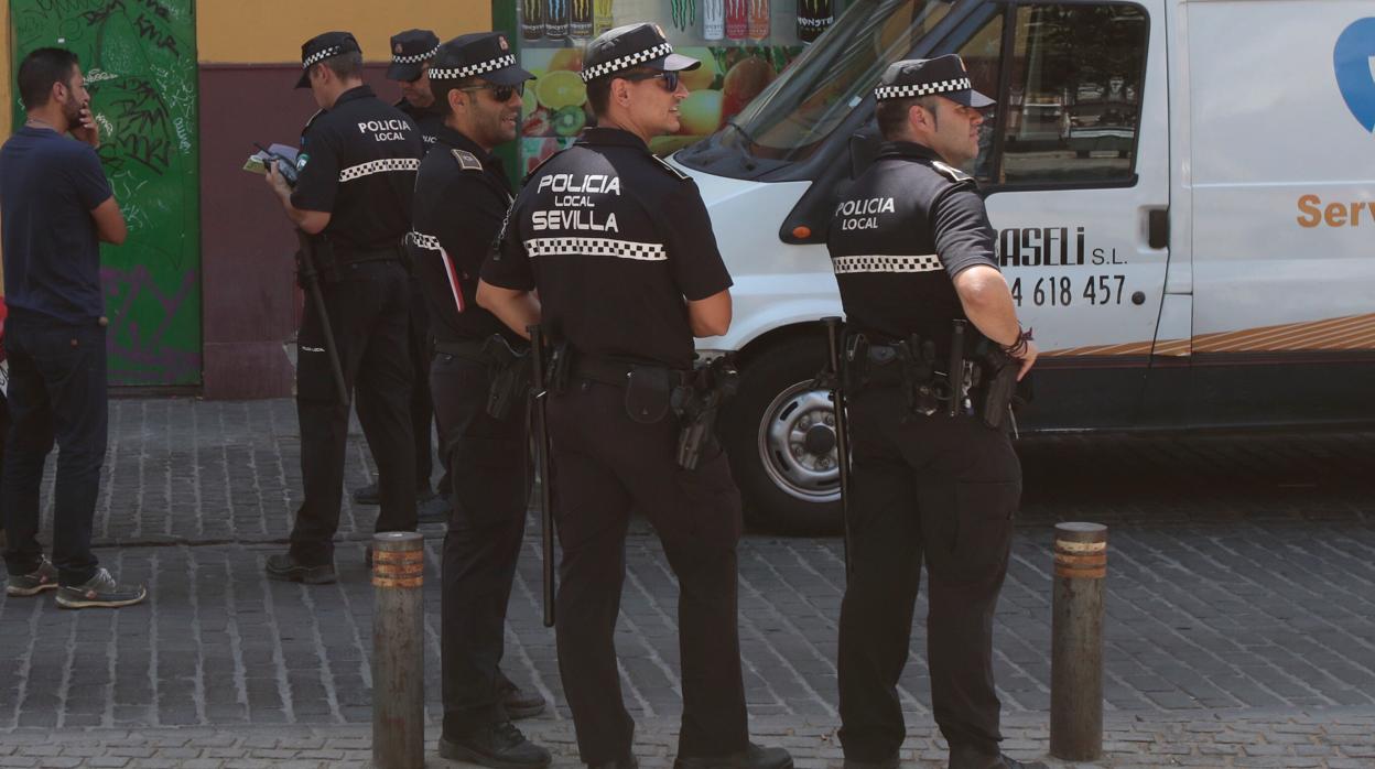 Policías locales, en una actuación en el Pumarejo