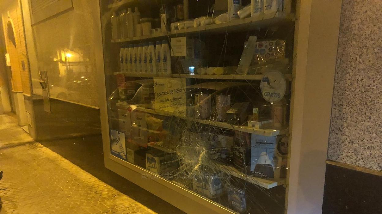 Escaparate de la farmacia donde tuvieron lugar los hechos