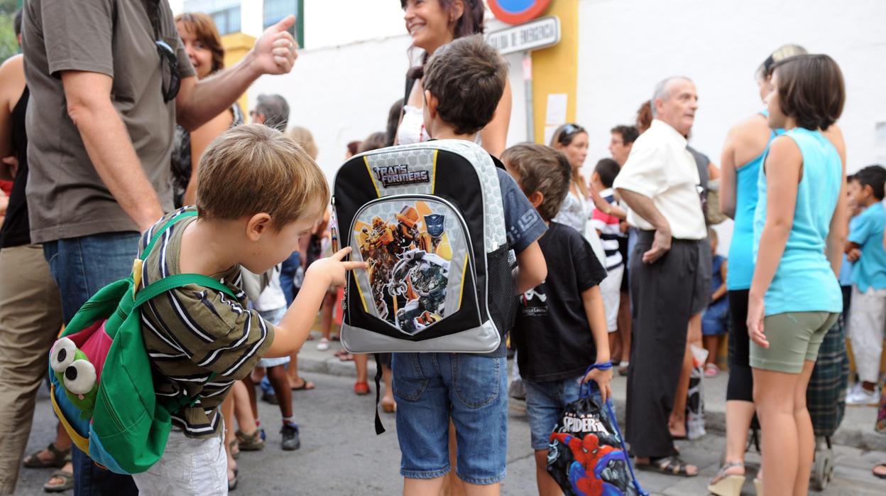 Niños en la puerta de un colegio