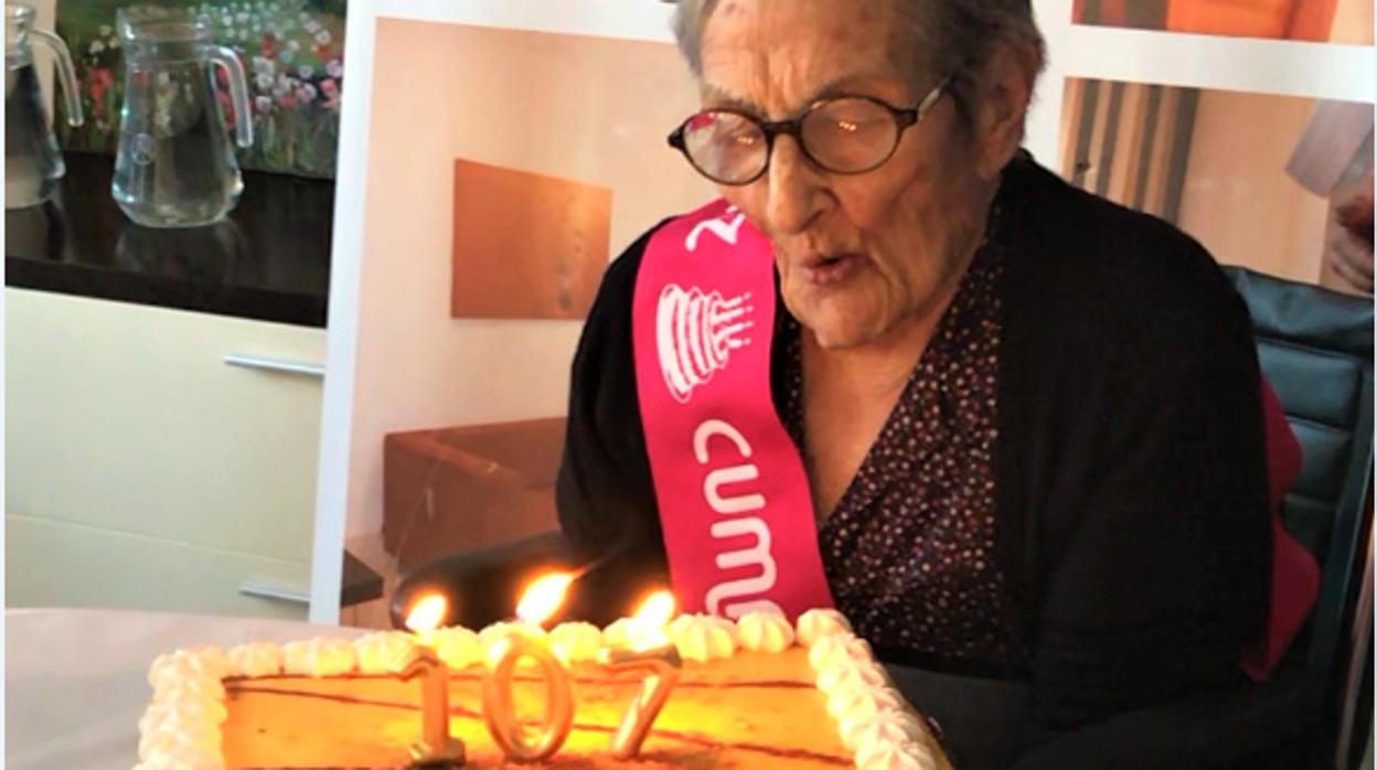 Inés Franco celebra su 107 cumpleaños en la residencia de mayores Gerón en Sevilla