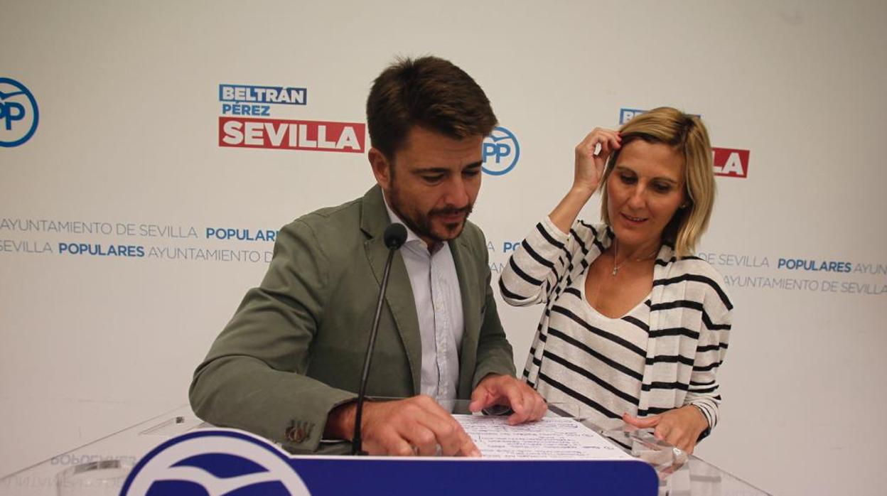 Los populares Beltrán Pérez y Ana Jáuregui, en la rueda de prensa