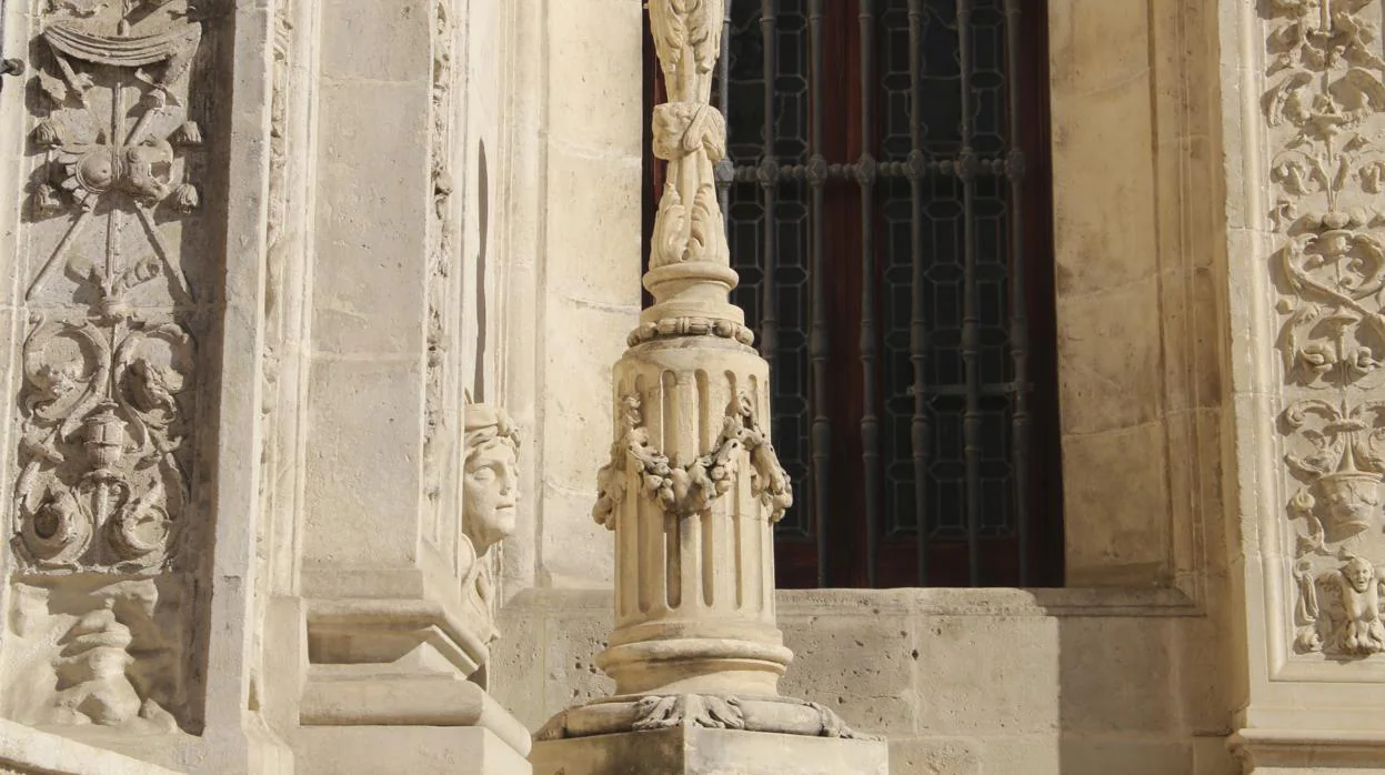 Estado en el que ha quedado la cruz del Arquillo del Ayuntamiento tras el ataque vandálico