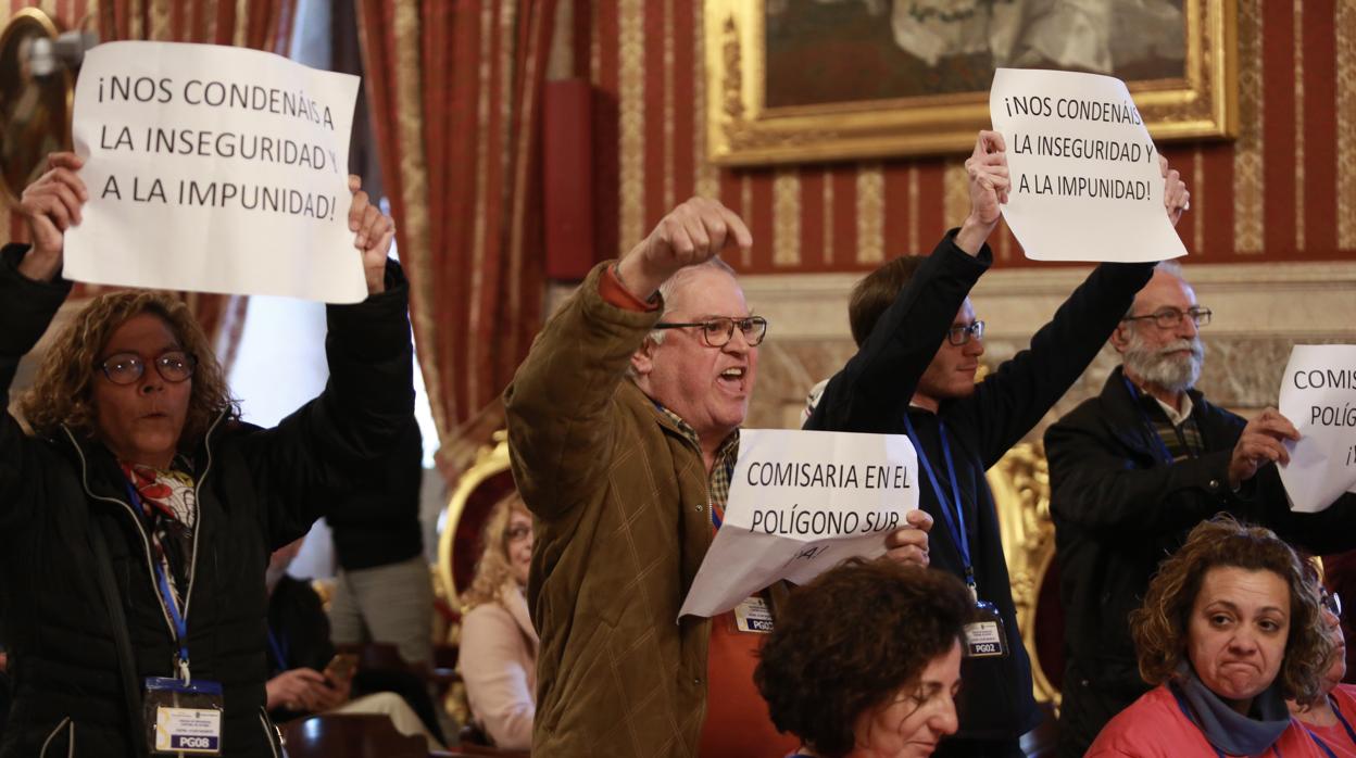 Vecinos del Polígono Sur protestan en el Ayuntamiento por la comisaría del barrio