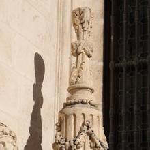 Una mujer destroza la Cruz del Arquillo del Ayuntamiento de Sevilla