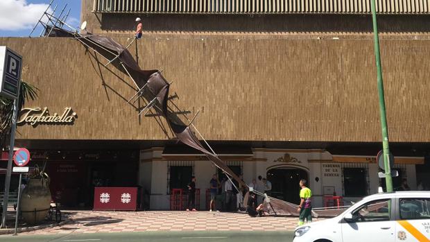 Se cae parte del andamiaje de la obra del hotel Los Lebreros de Sevilla