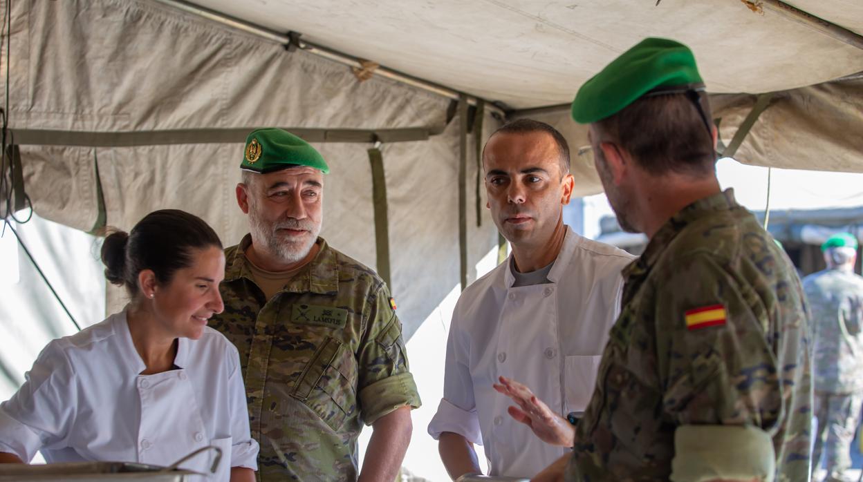 Participantes del grupo de Sevilla junto al General Jefe de la Brigada Logística, miembro del jurado