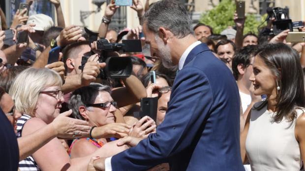 La visita de los Reyes al Archivo de Indias genera gran entusiasmo por las calles de Sevilla