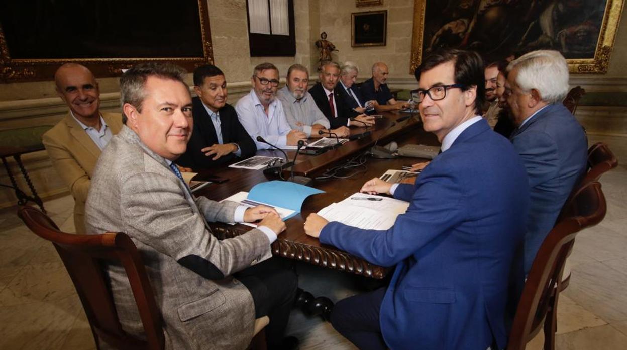 Reunión con los miembros de la plataforma Sevilla ya en el Ayuntamiento