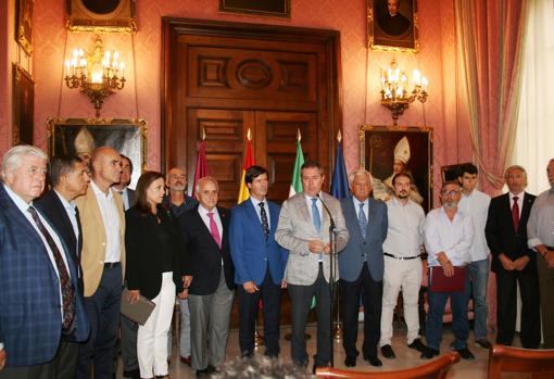 La plataforma junto al alcalde de Sevilla