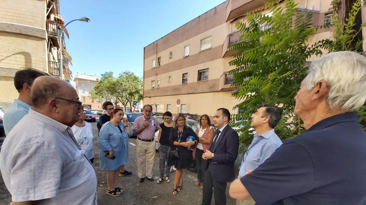Rafael Belmonte conversa con vecinos de la plaza de las Aceituneras