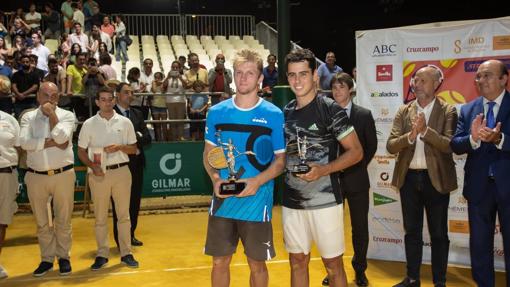 Los tenistas Alejandro Davidovich y Jaume Munar con sus respectivos premios