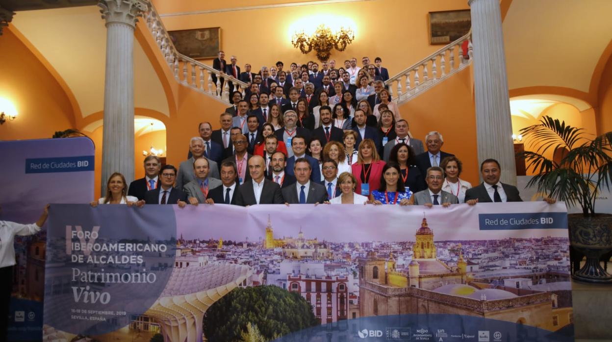 Representantes de ciudades de Iberoamérica, este lunes, en el Ayuntamiento de Sevilla