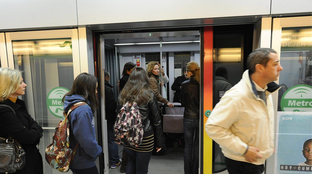 La firma del cuarto convenio colectivo de Metro Sevilla incluye una cláusula de paz laboral