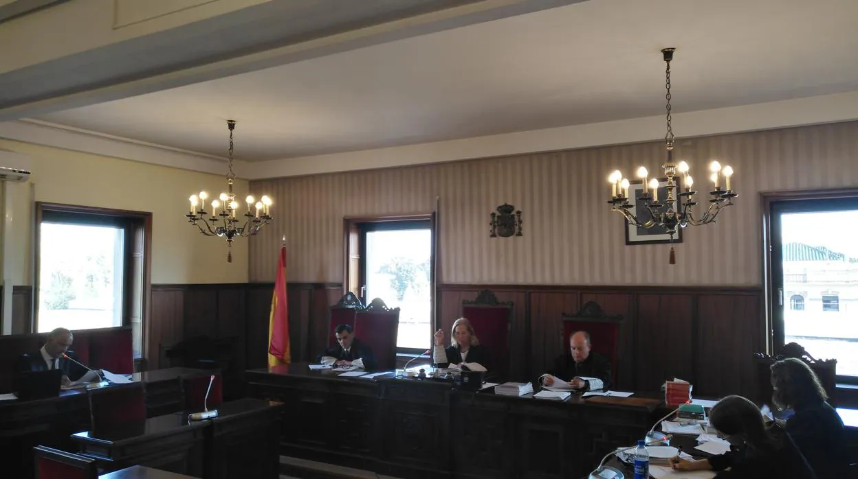 Tribunal en la Audiencia de Sevilla que juzga al acusado de abusos y corrupción de menores
