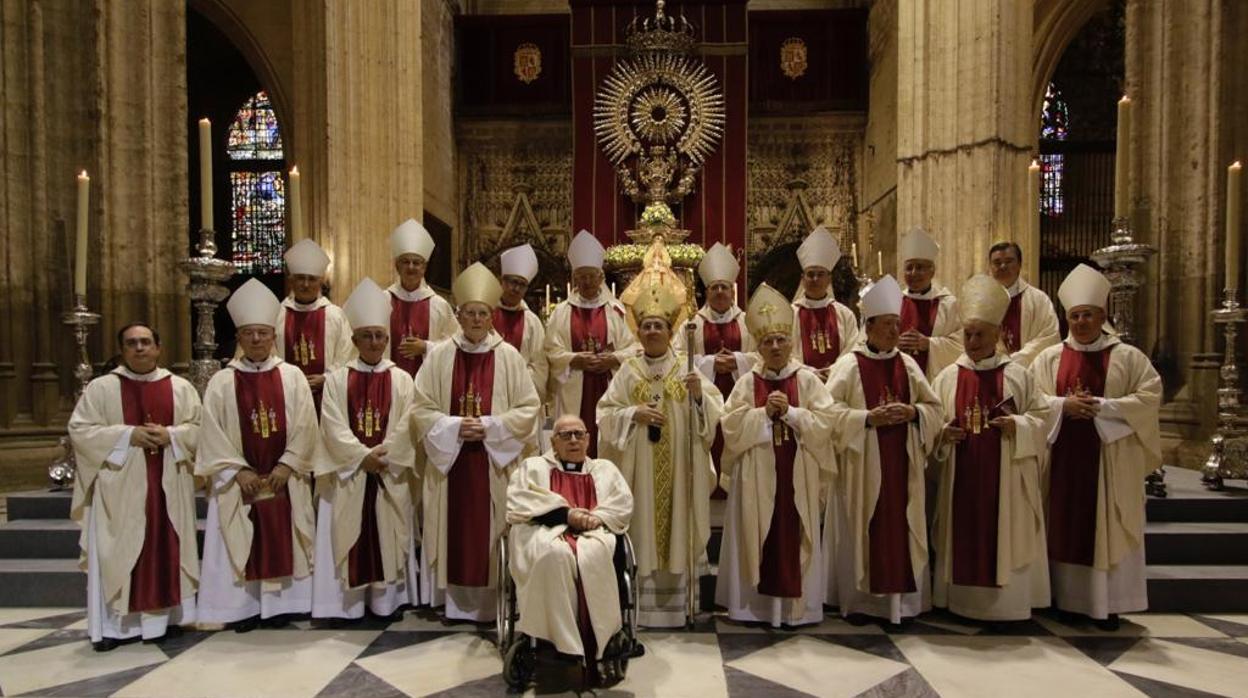 Monseñor Asenjo junto a los cardenales, arzobispos y obispos que participaron en la misa