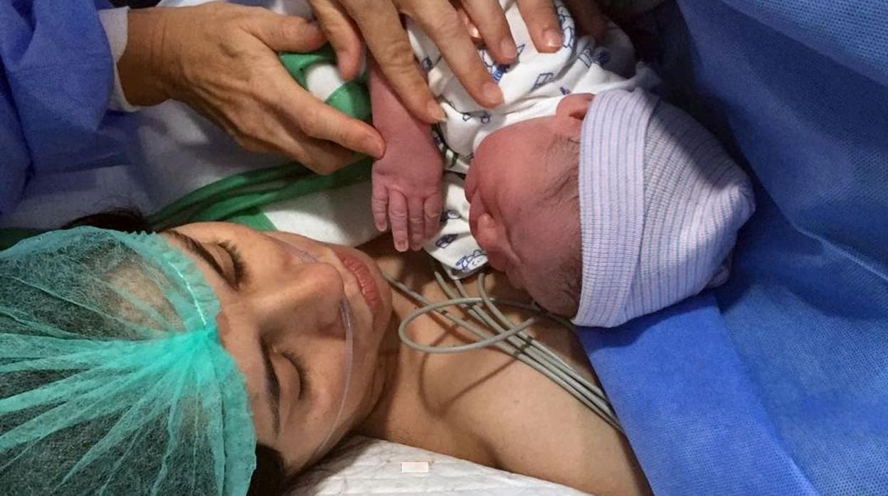 Toñi Sánchez, con su pequeño Álvaro minutos después de nacer en el Hospital de Valme