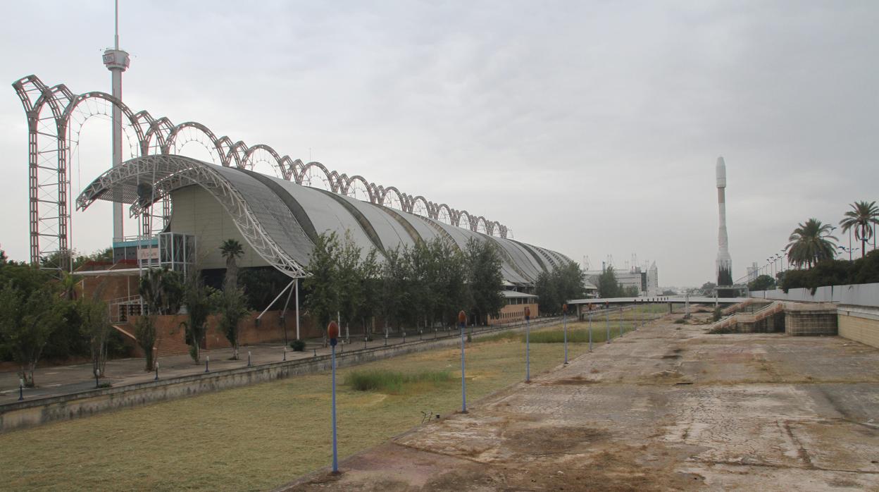 Canal de la Expo cubierto por la maleza