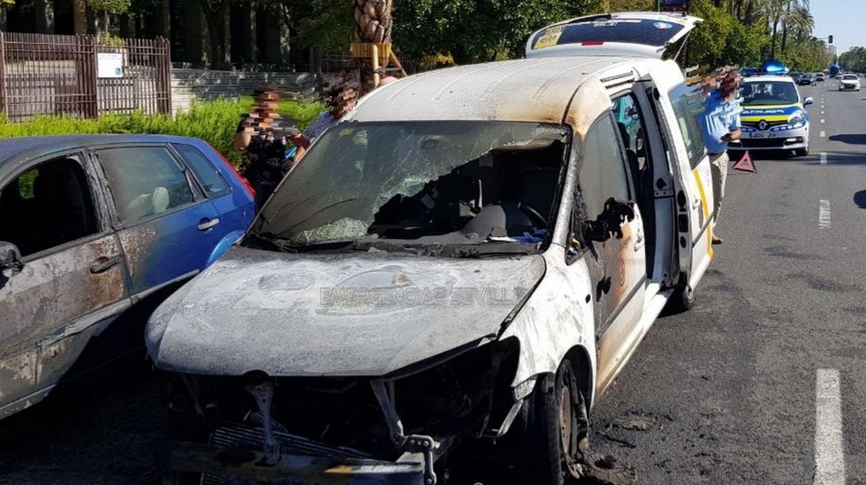 Estado en el que quedó el taxi tras el incendio