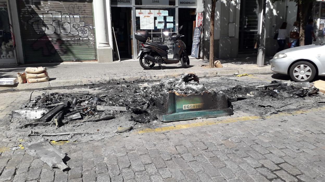 Estado de la zona siniestrada en la madrugada del miércoles. Hasta ayer a las nueve de la mañaan no llevaron contenedores nuevos