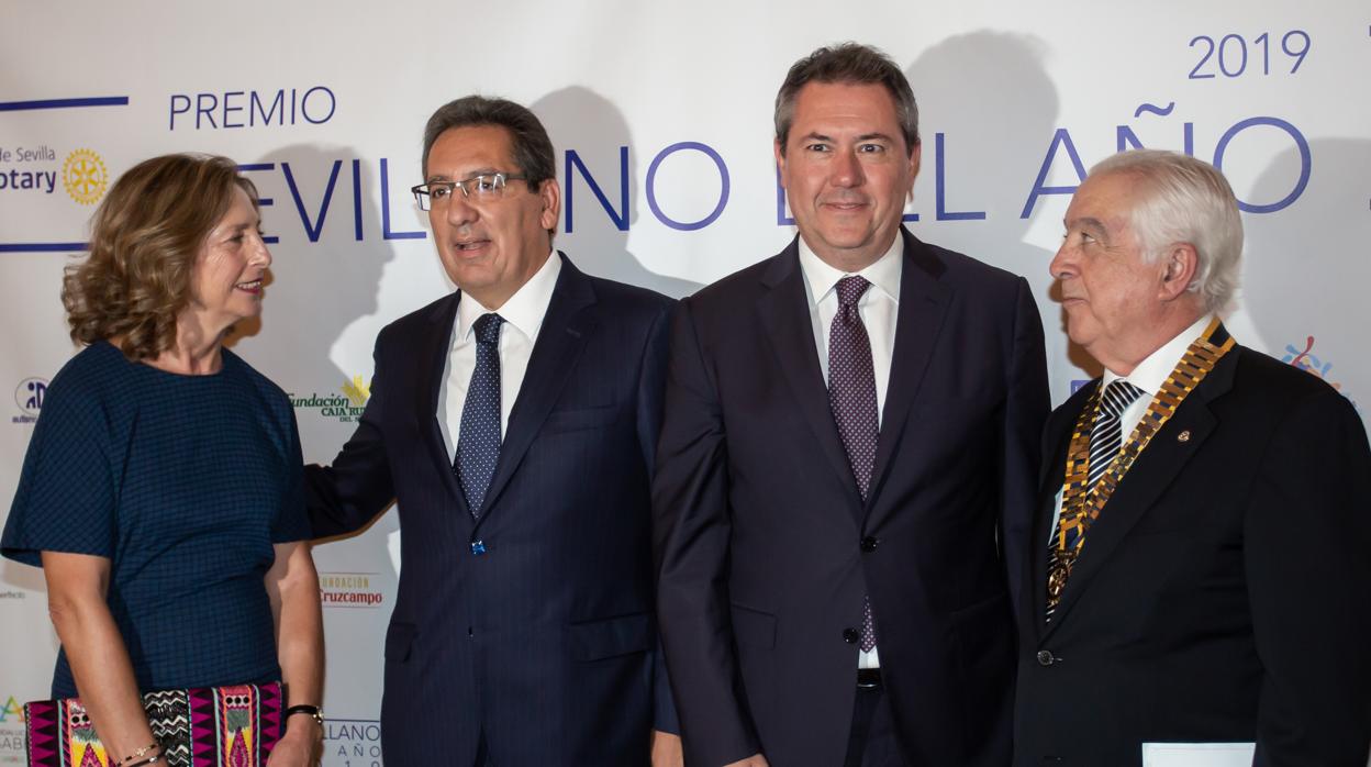 Antonio Pulido recibió ayer la distinción «Sevillano del año»