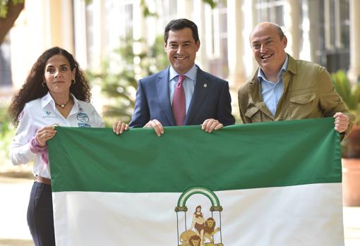 Felisa Requena recibe la bandera de Andalucía de manos de Juanma Moreno y el director del Reto Pelayo Vida, Eric Frattini